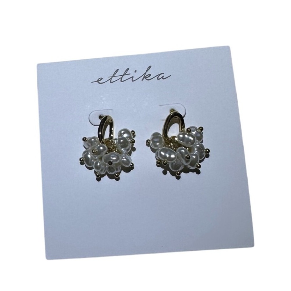 Gold pearl earrings‎